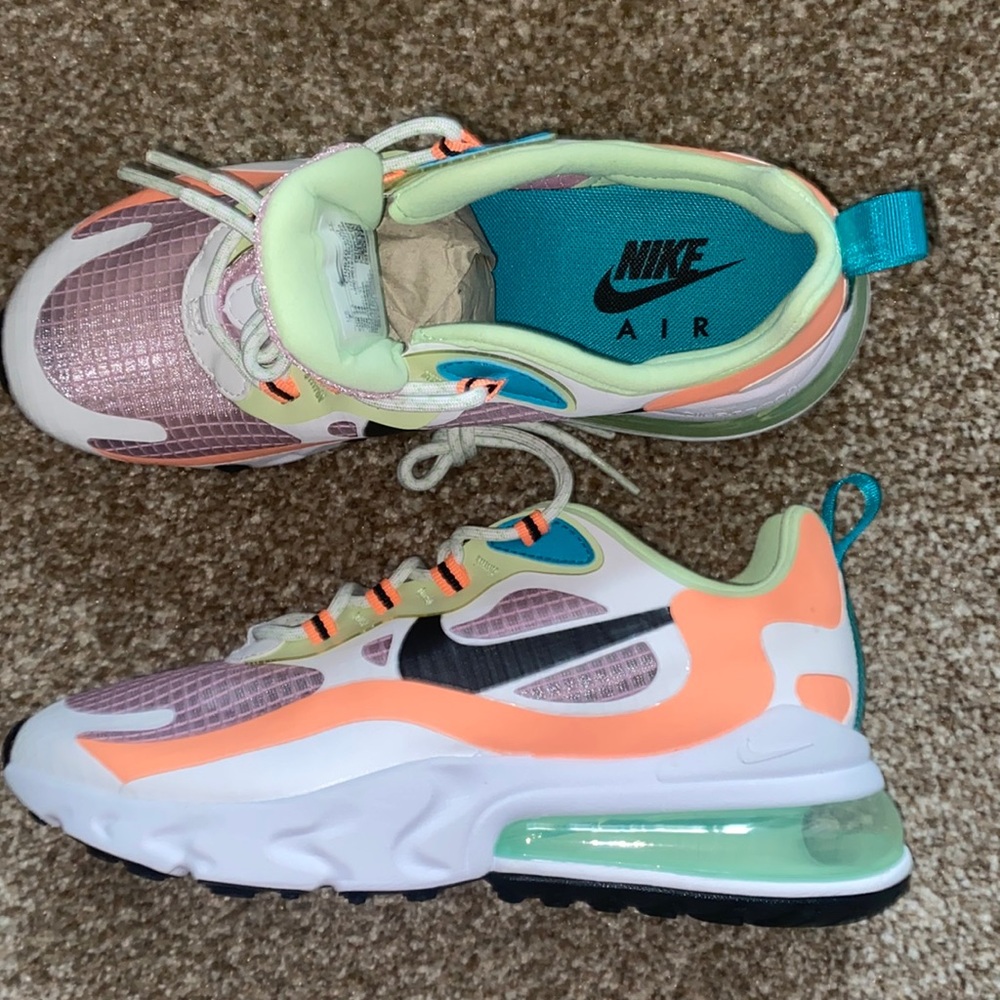 New Women’s Nike Air tennis shoe. Great colors to mix with any workout outfit.
